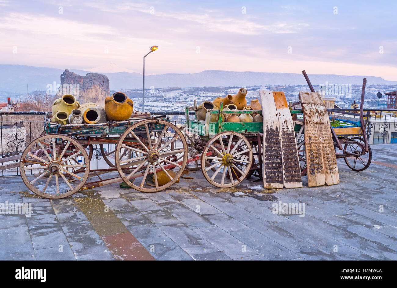 Il wintage carri di legno con pentole di creta decorare la strada di Ortahisar mountain resort, Cappadocia, Turchia. Foto Stock