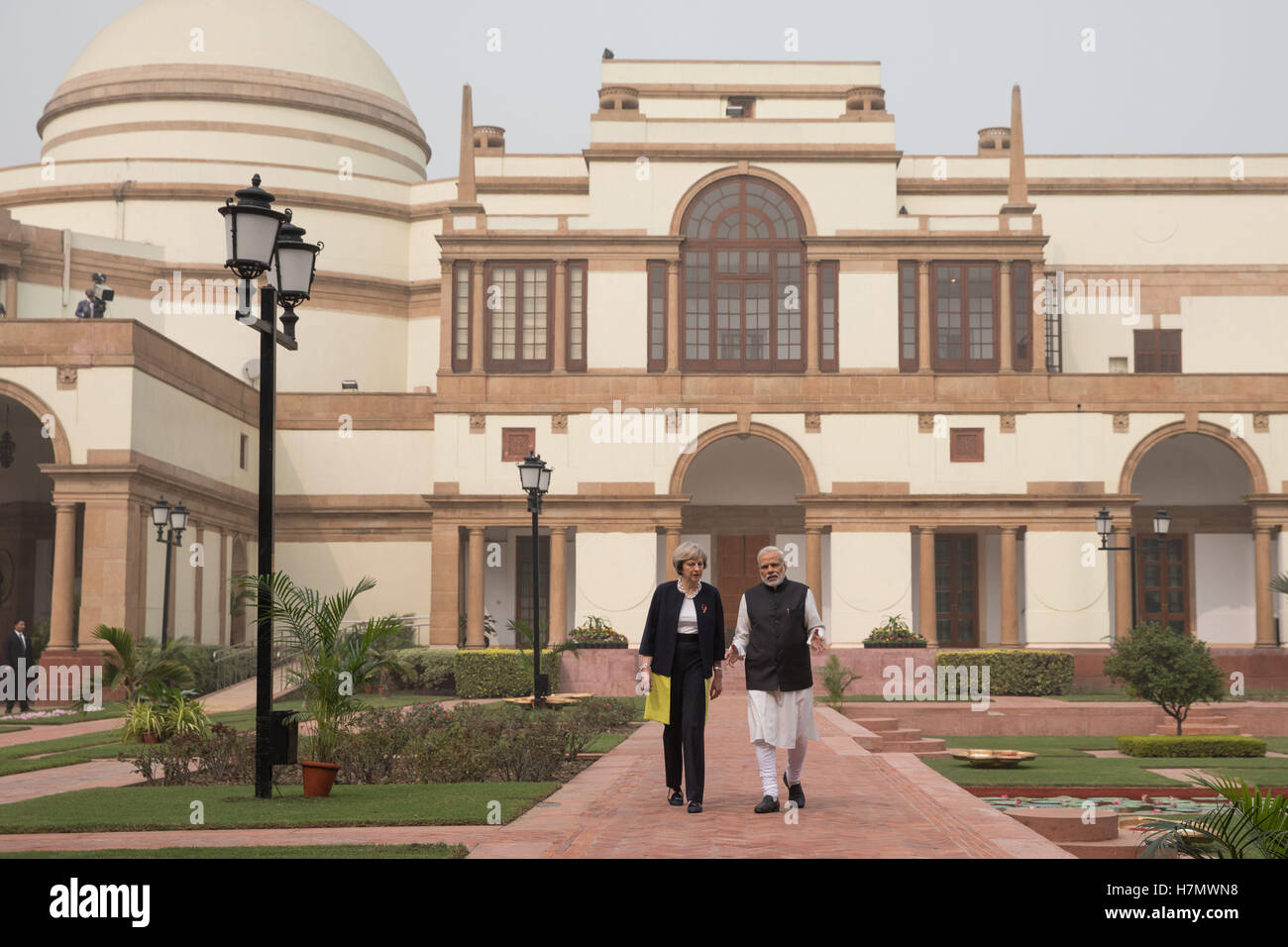 Il primo ministro Theresa Maggio e il Primo Ministro indiano Narendra Modi passeggiata attraverso i giardini di Hyderabad House di New Delhi, India. Foto Stock