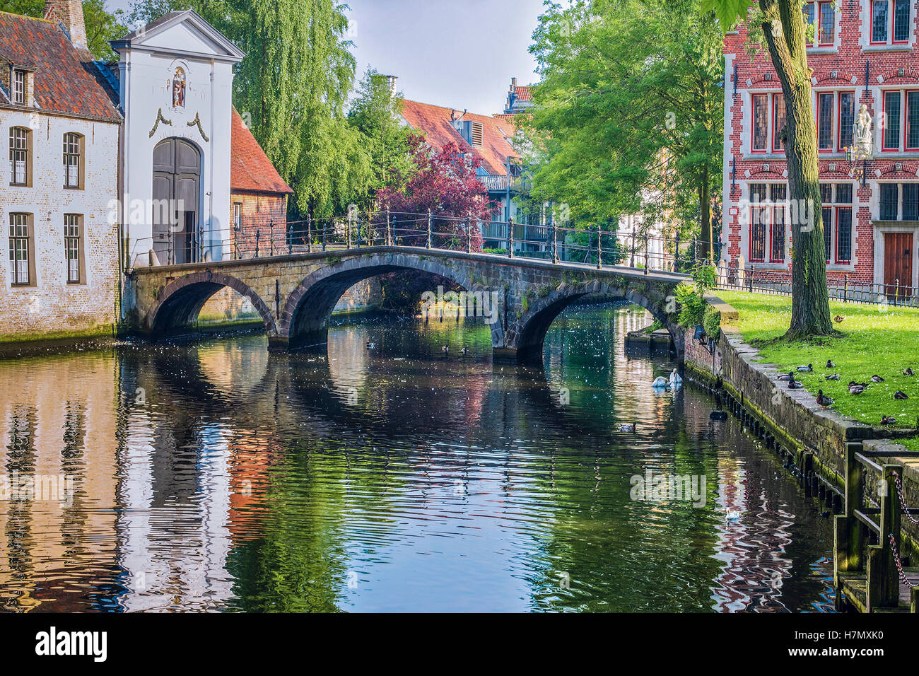 Minnewater Lago e Begijnhof Bruges Belgio Foto Stock