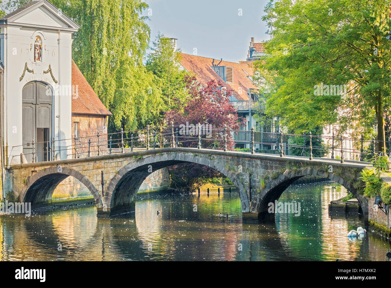 Minnewater Lago e Begijnhof Bruges Belgio Foto Stock