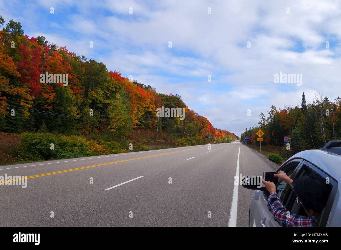 Turistica prendendo foto Canada Autunno a colori autunno road trip Foto Stock