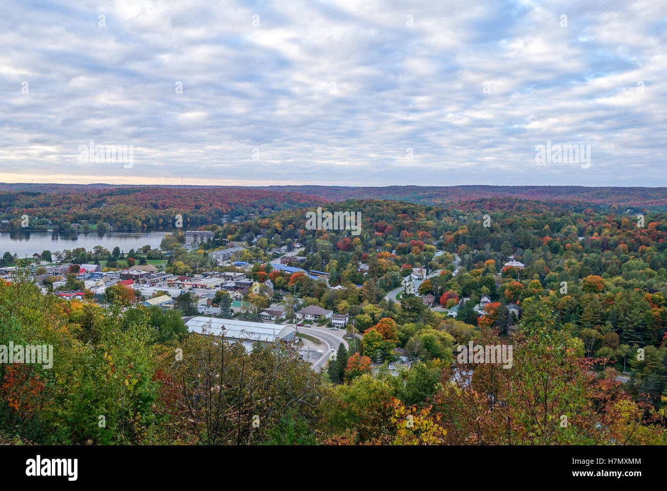 Vista aerea piccola cittadina rurale rientrano in Canada Ontario di autunno Foto Stock