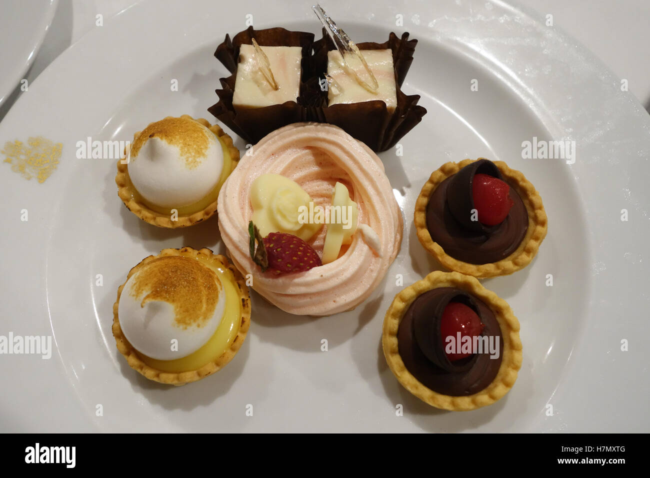Mini dessert trii meringa cheesecake tart Foto Stock