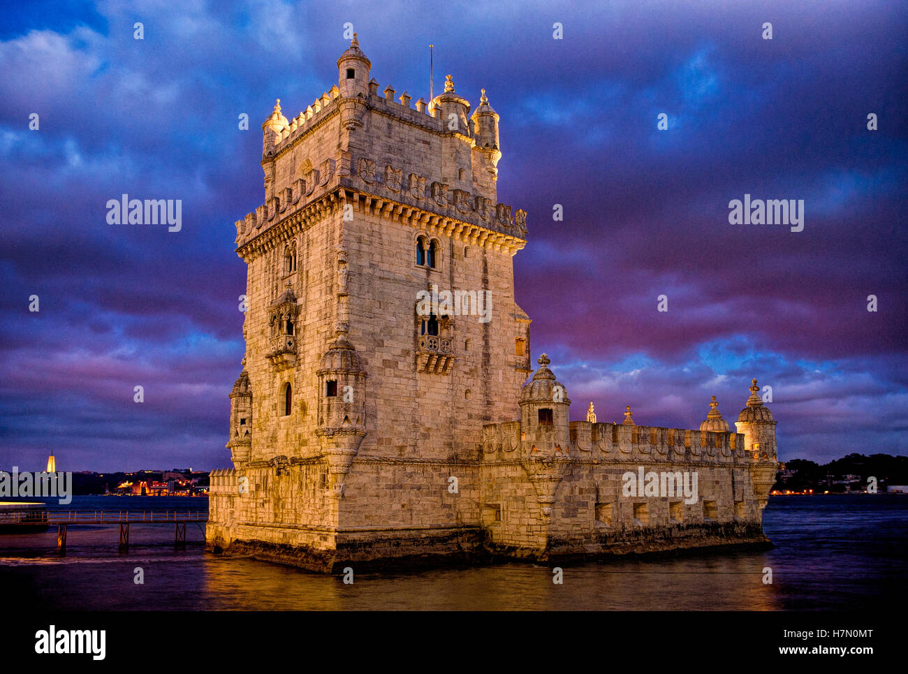 Il Portogallo, Lisbona, la Torre de la Torre di Belem di notte Foto Stock