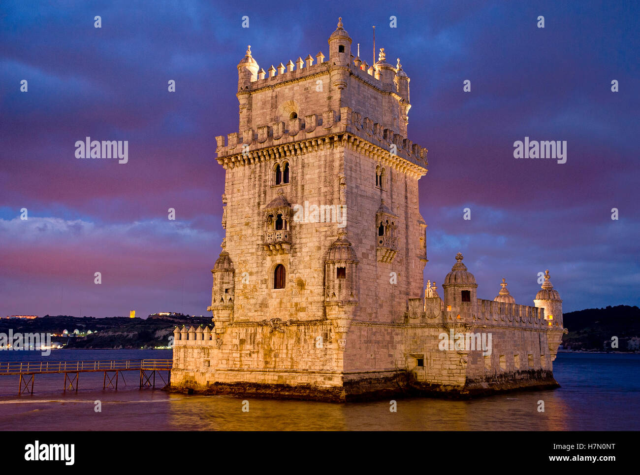 Il Portogallo, Lisbona, la Torre de la Torre di Belem di notte Foto Stock
