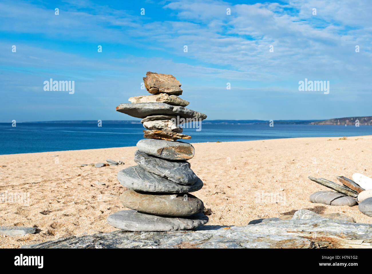 Una torre in pietra su una spiaggia in cornwall, Regno Unito Foto Stock