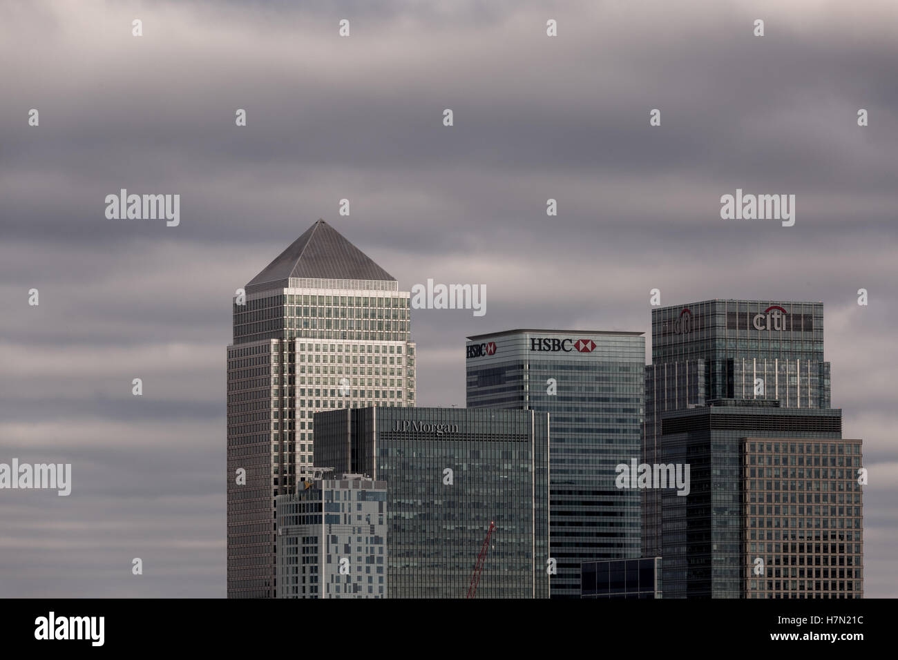 Grigio freddo nube su Canary Wharf business park edifici a Londra, Regno Unito. Foto Stock