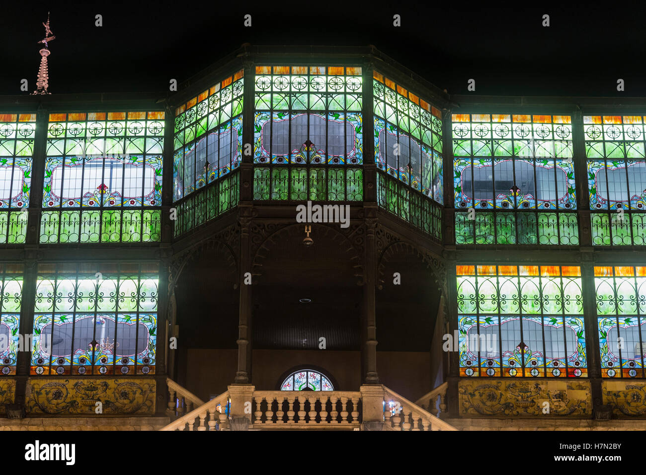 La galleria di vetro e ingresso alla Casa Lis, Museo di Art Nouveau e Art Déco, Salamanca, Spagna. Foto Stock