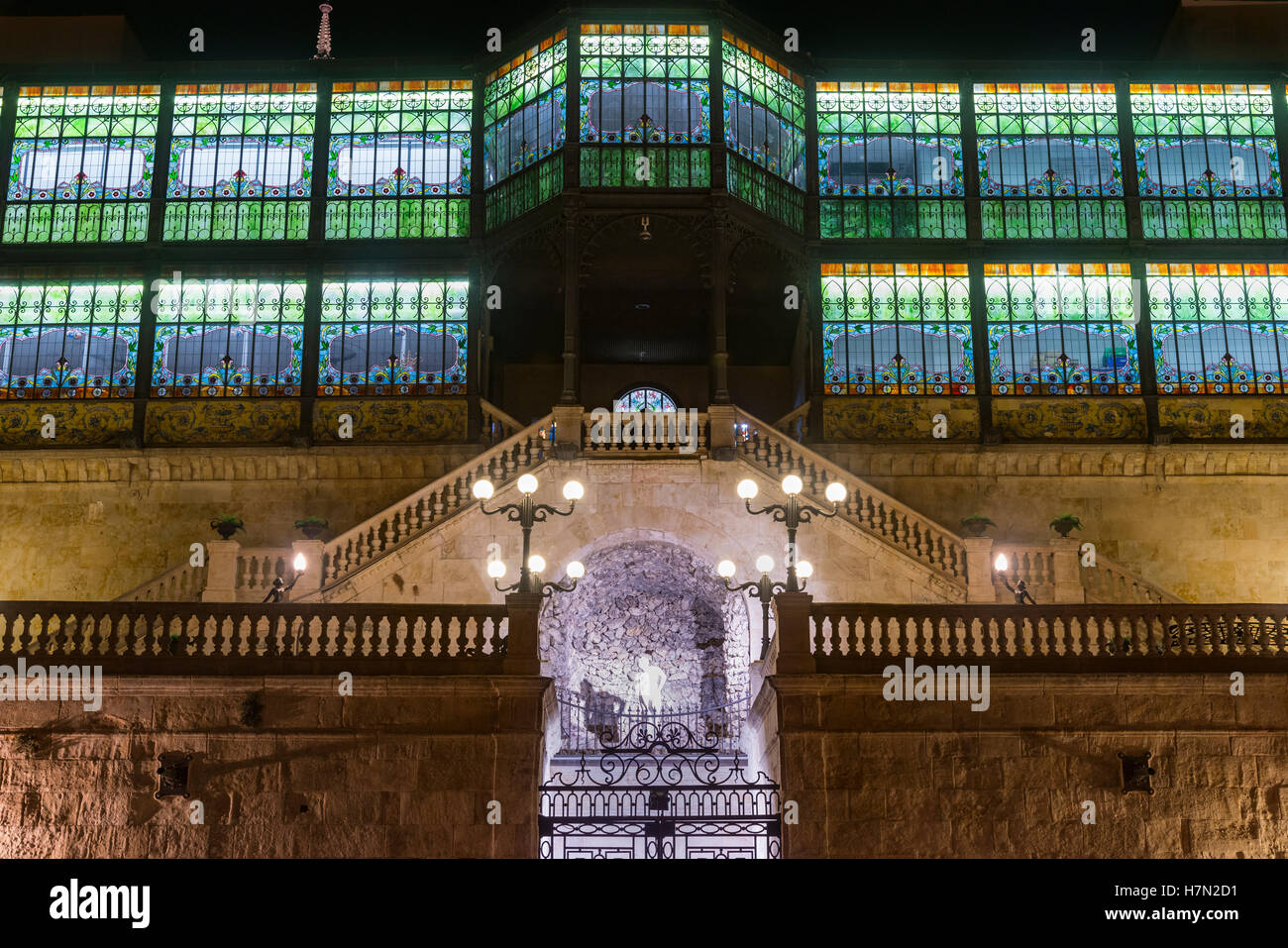 La galleria di vetro e ingresso alla Casa Lis, Museo di Art Nouveau e Art Déco, Salamanca, Spagna. Foto Stock