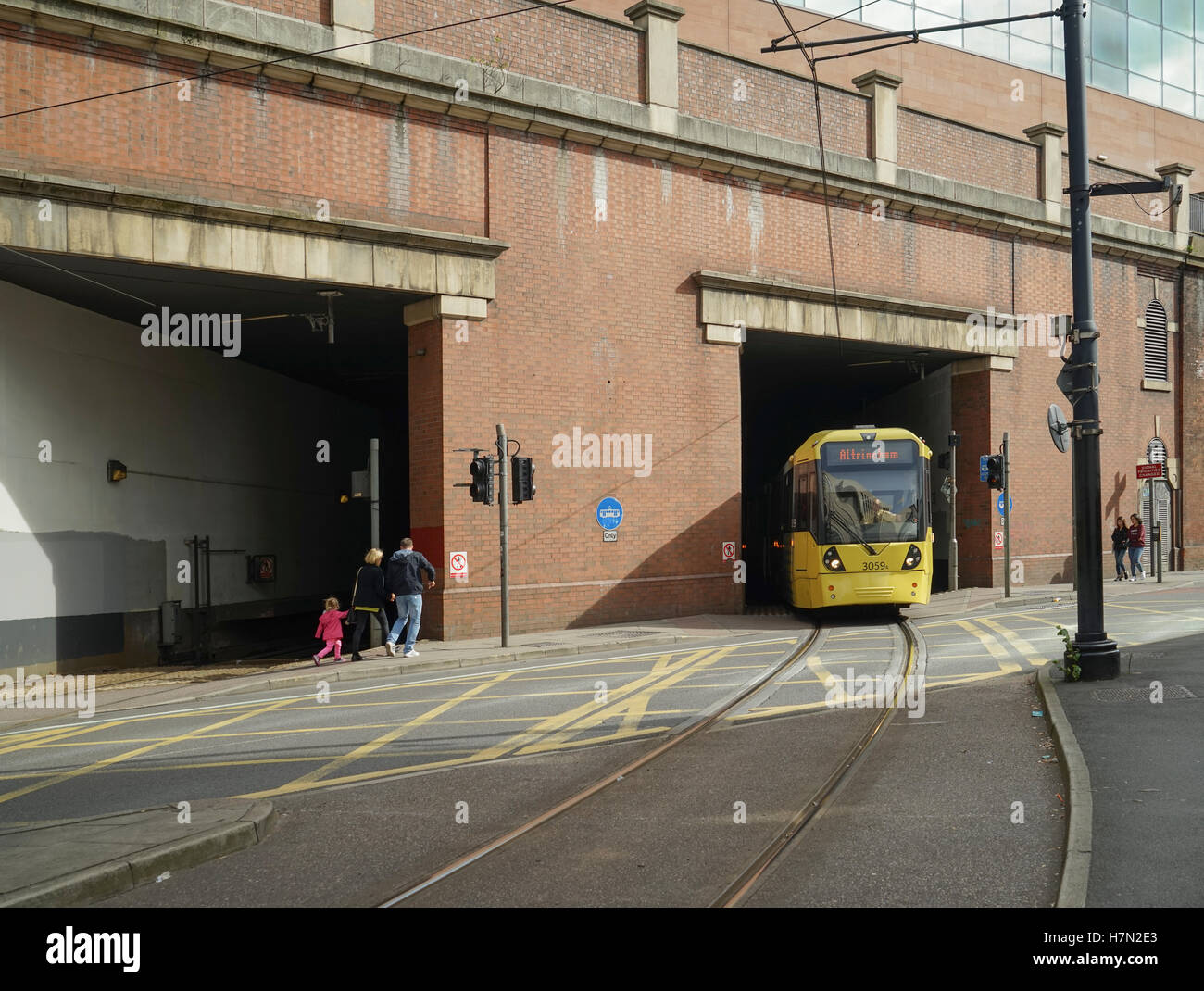 Manchester Metrolink Tramcar Uscita Stazione Piccadilly -1 Foto Stock