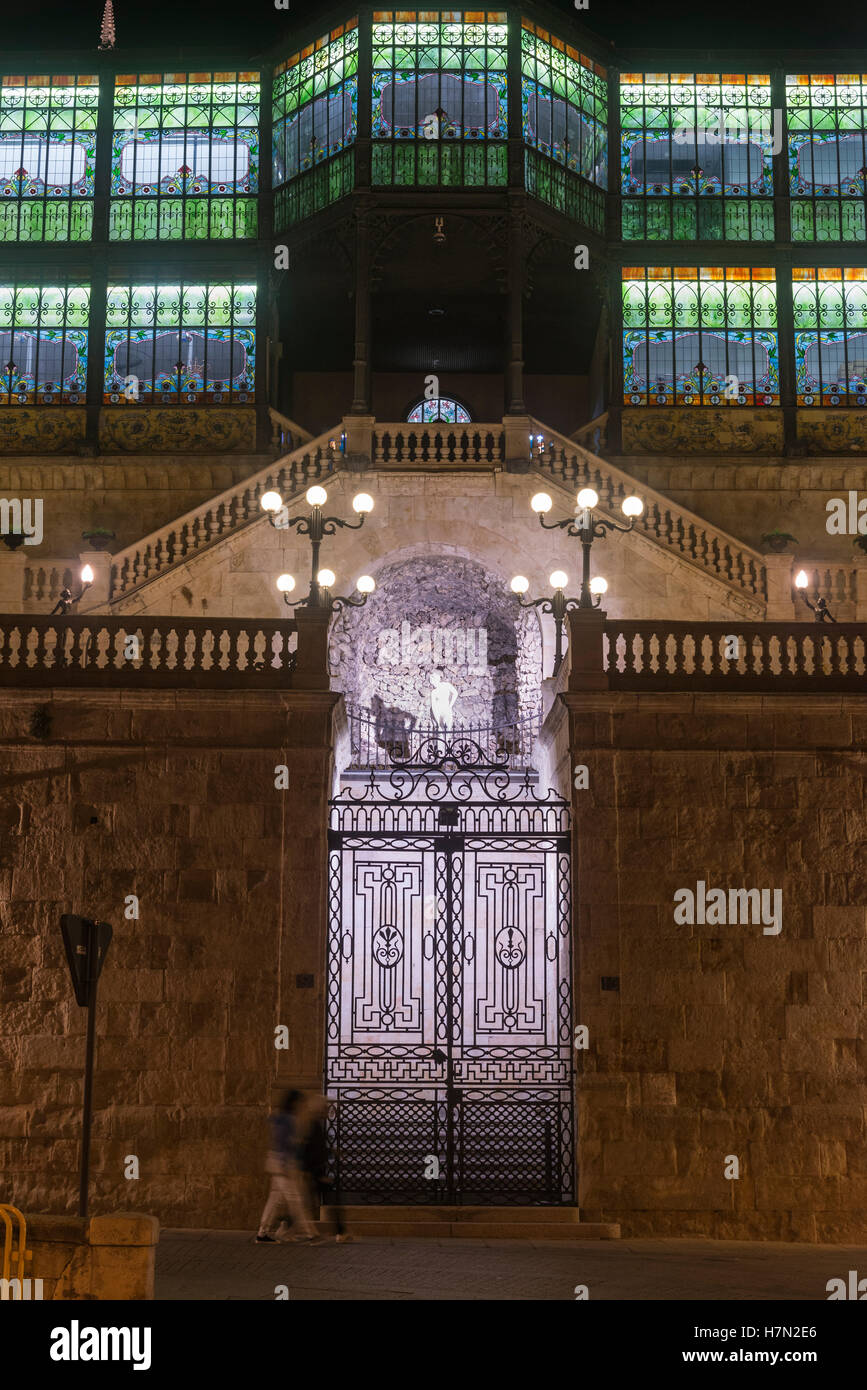 La galleria di vetro e ingresso alla Casa Lis, Museo di Art Nouveau e Art Déco, Salamanca, Spagna. Foto Stock