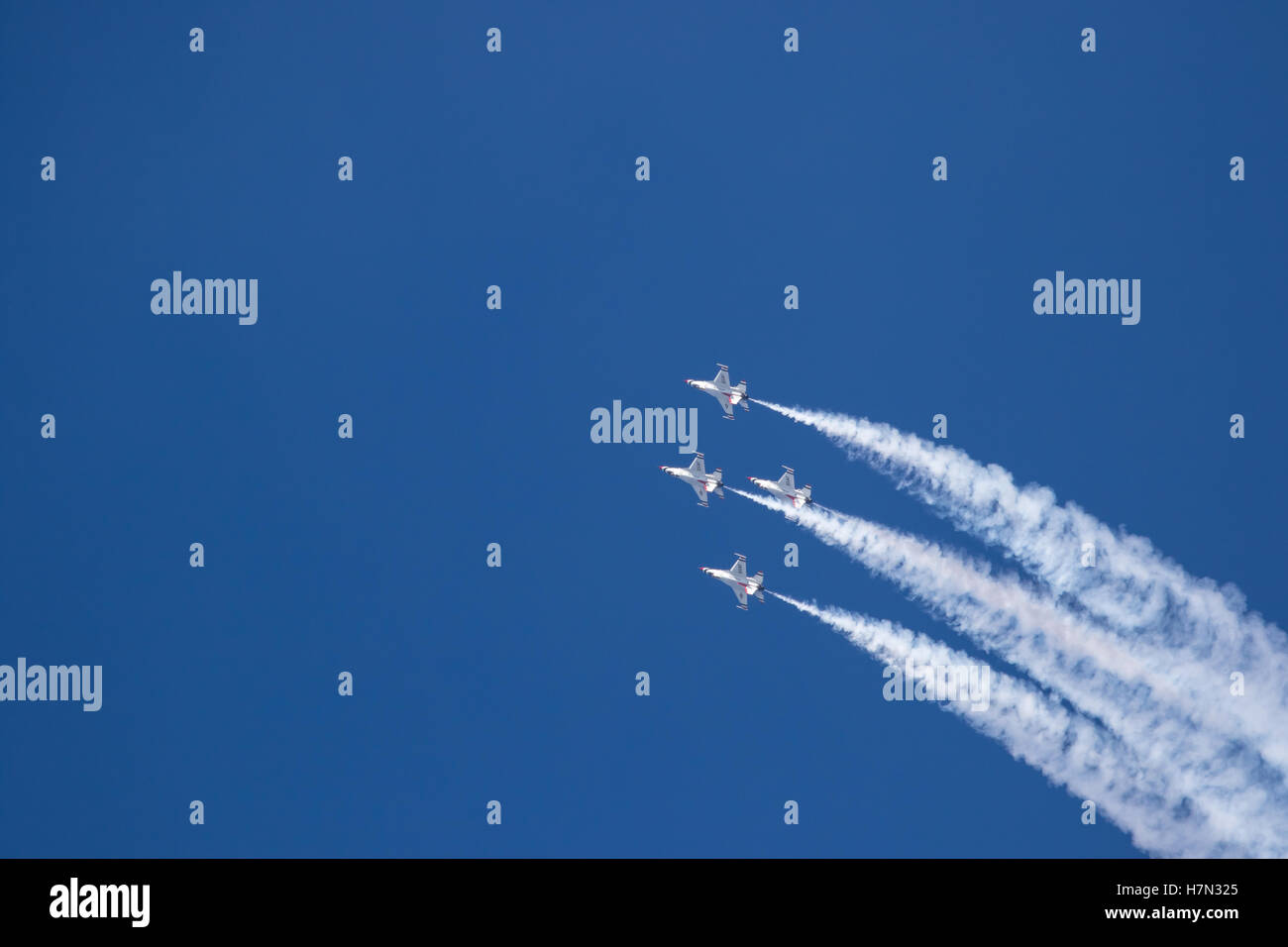 United States Air Force Thunderbirds team di dimostrazione durante la cerimonia inaugurale Breitling air show Huntington Beach, California Foto Stock