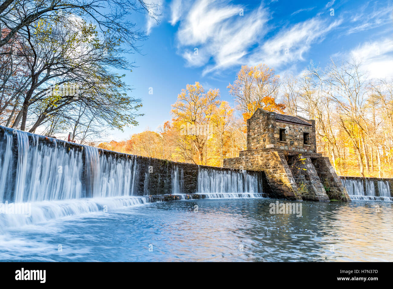 Speedwell cascata della diga sul fiume Whippany, lungo il percorso di patrioti, in Morristown, New Jersey Foto Stock