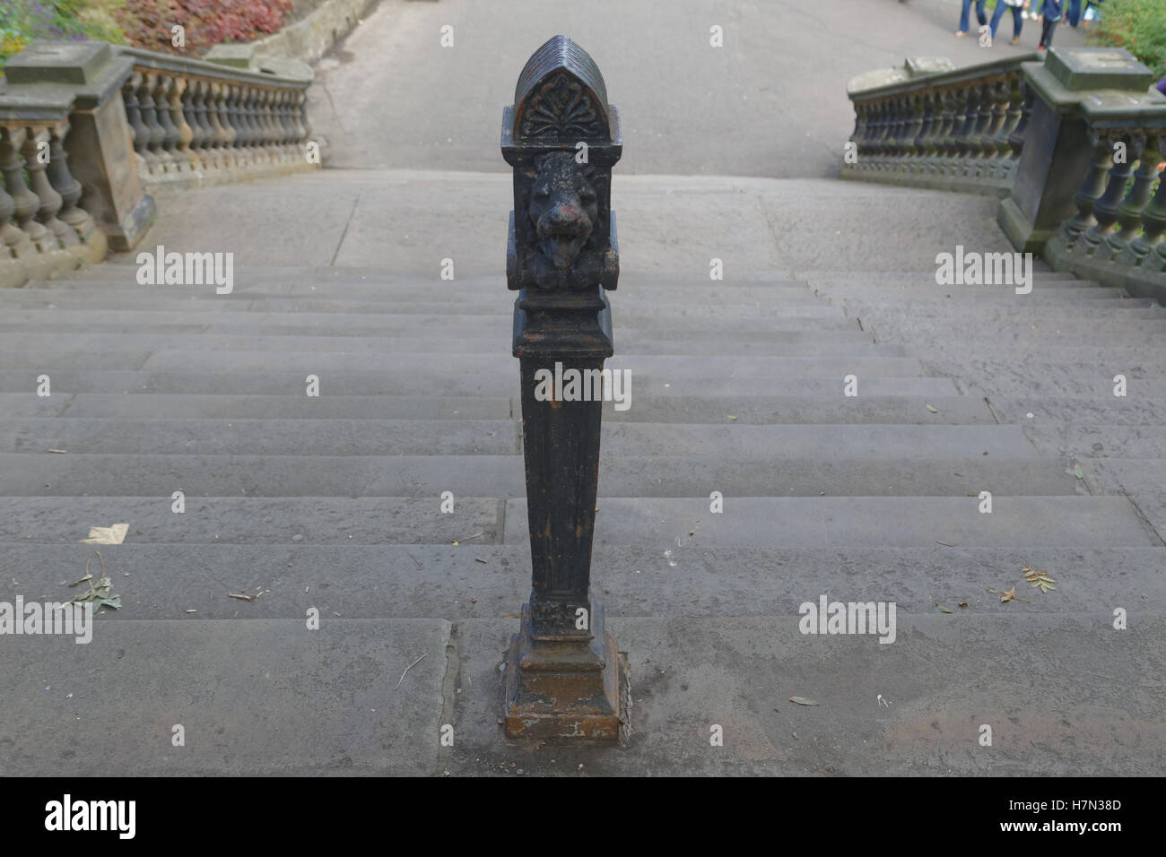Lion intitolata Bannister a gradini in pietra di Edimburgo, Scozia, Regno Unito Foto Stock