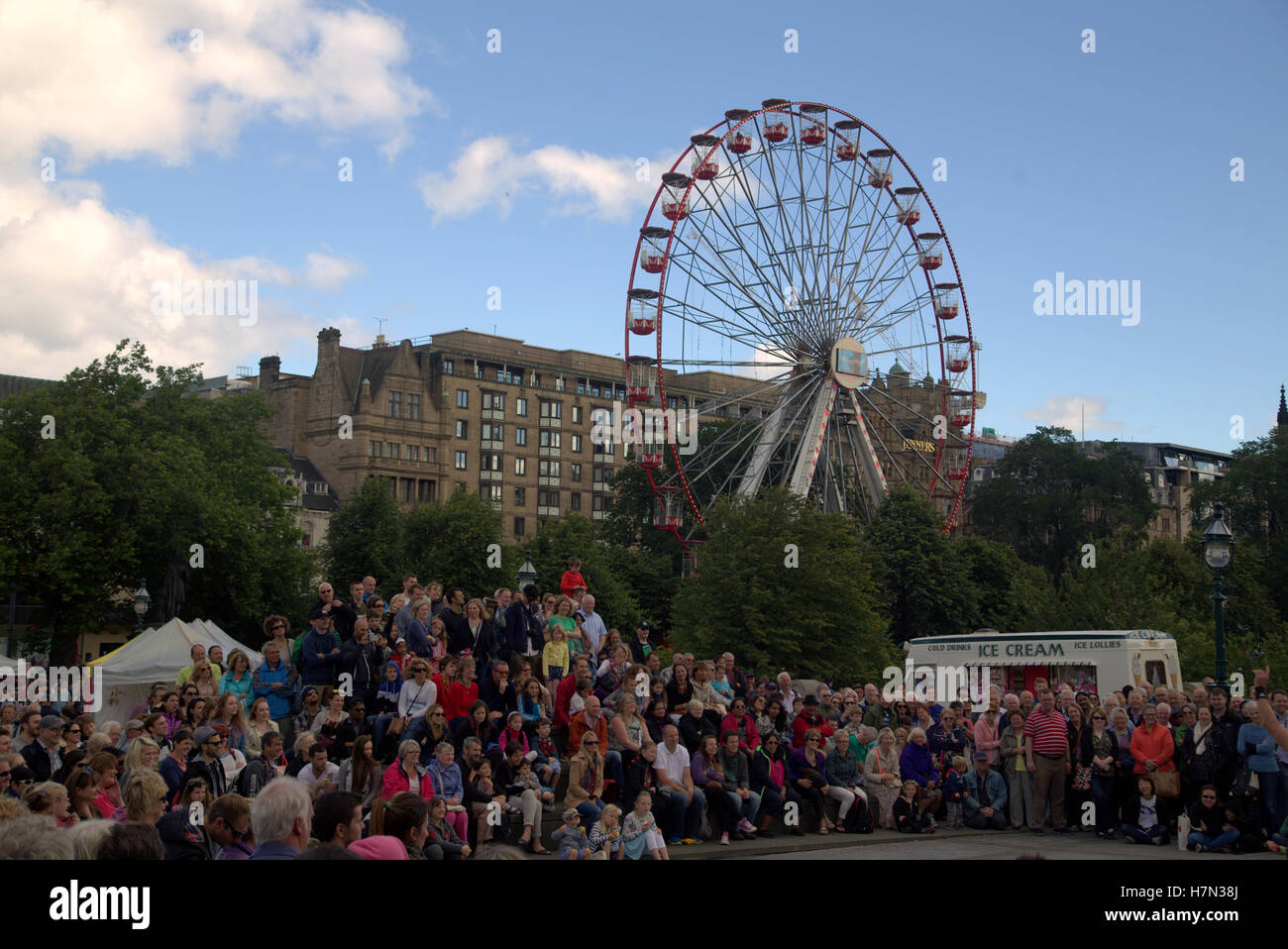 Scene dal Edinburgh Festival Fringe vergine sponsorizzato street festival 2015 Edimburgo, Scozia, Regno Unito Foto Stock