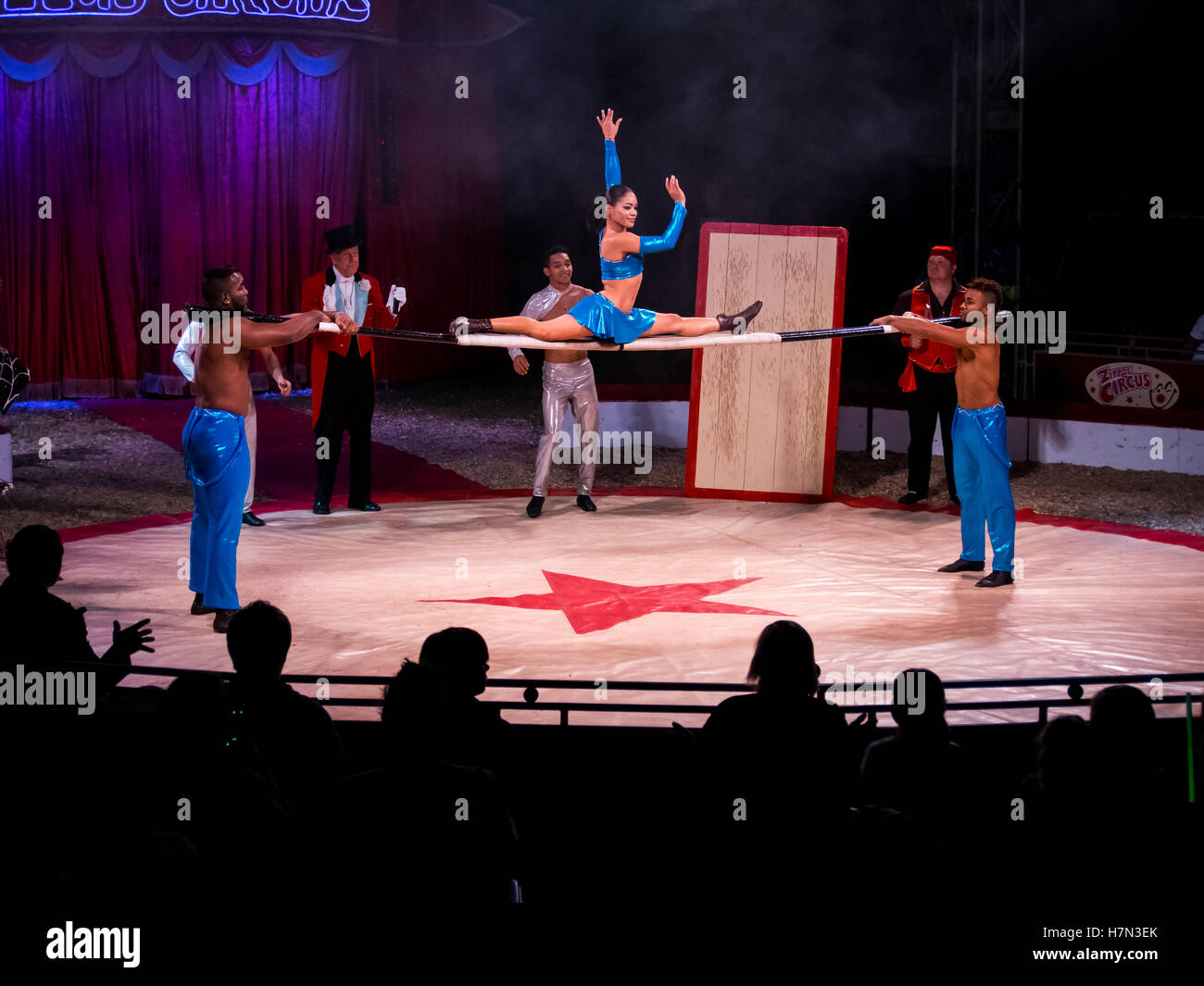 Acrobati eseguire nel circus ring a mostra Zippo il circus, Inghilterra Foto Stock