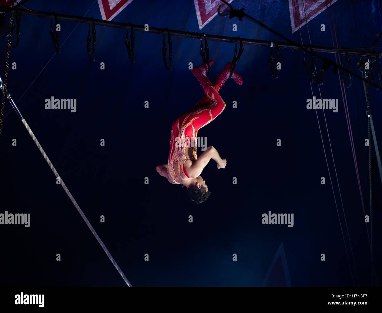 Trapezista Alex Michael passeggiate attraverso il tetto del grande cima in mostra Zippo il circus, Inghilterra. Foto Stock