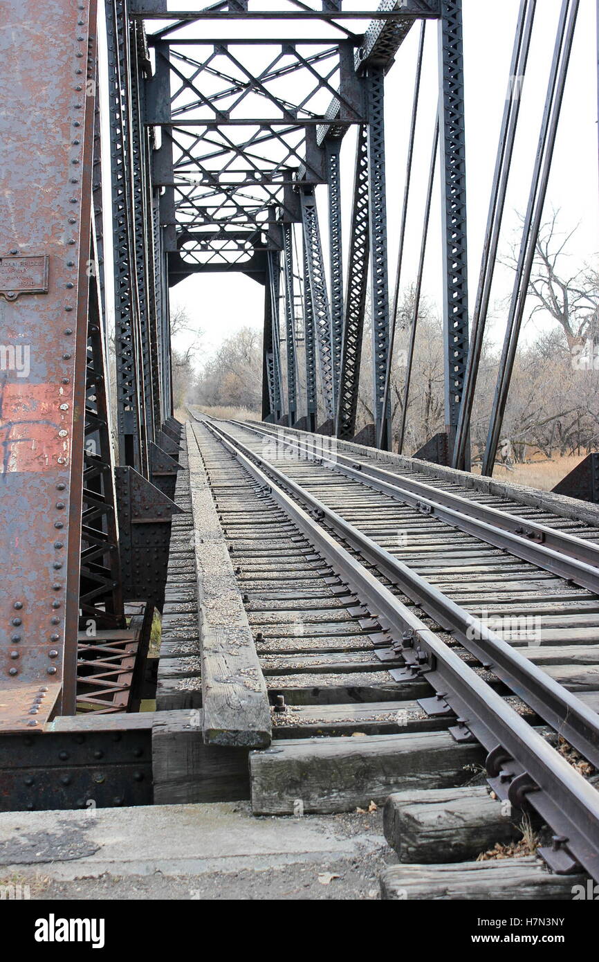 In prossimità del ponte del treno e travi in acciaio Foto Stock