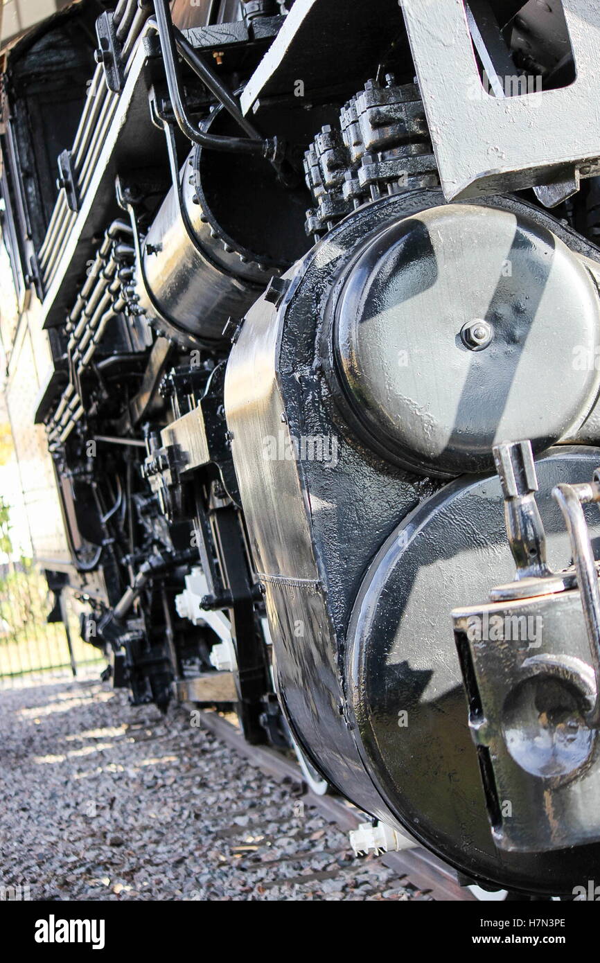 Close up della locomotiva vintage in appoggio sui binari del treno Foto Stock