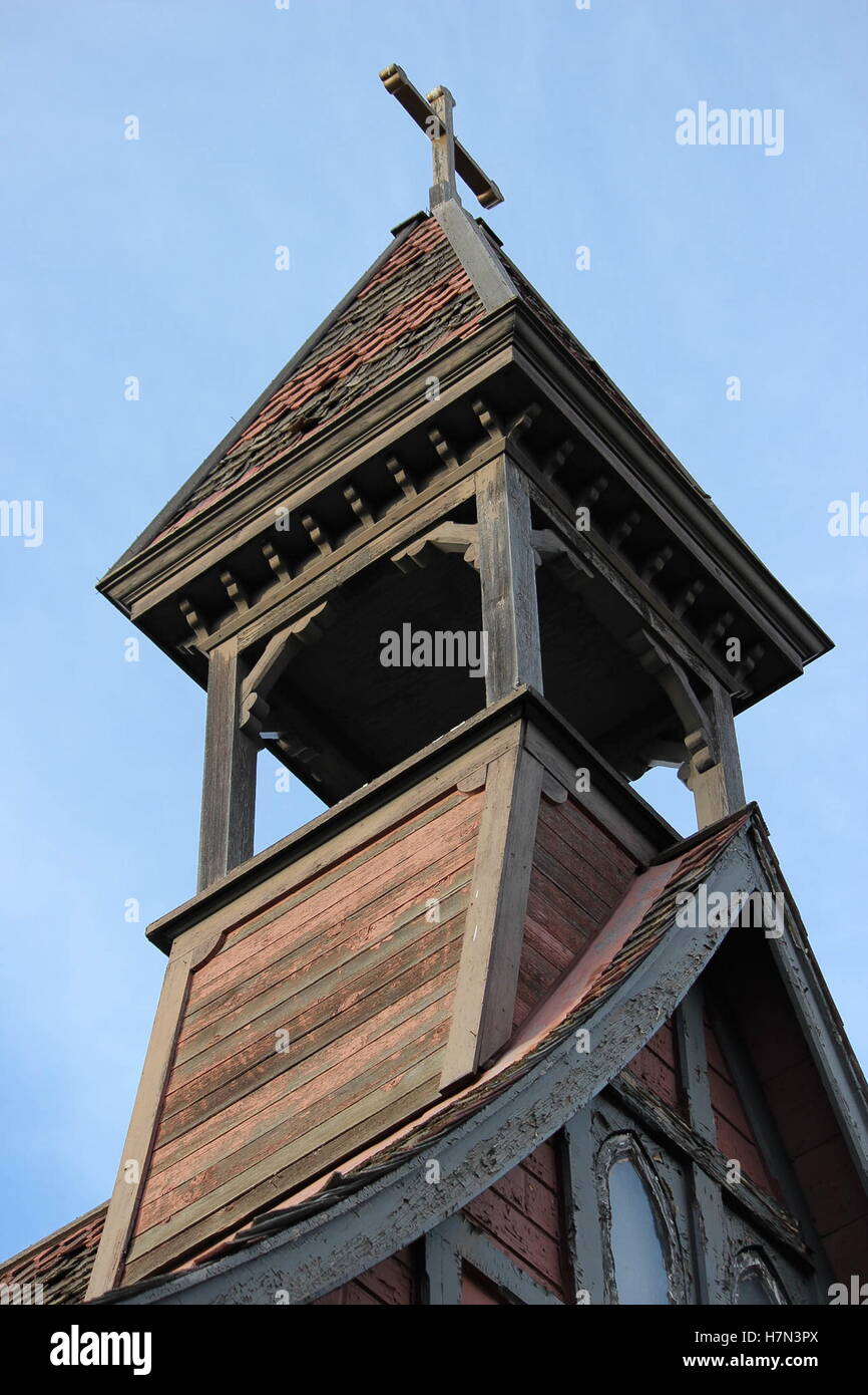 Vintage campanile di una vecchia chiesa con una croce in metallo Foto Stock