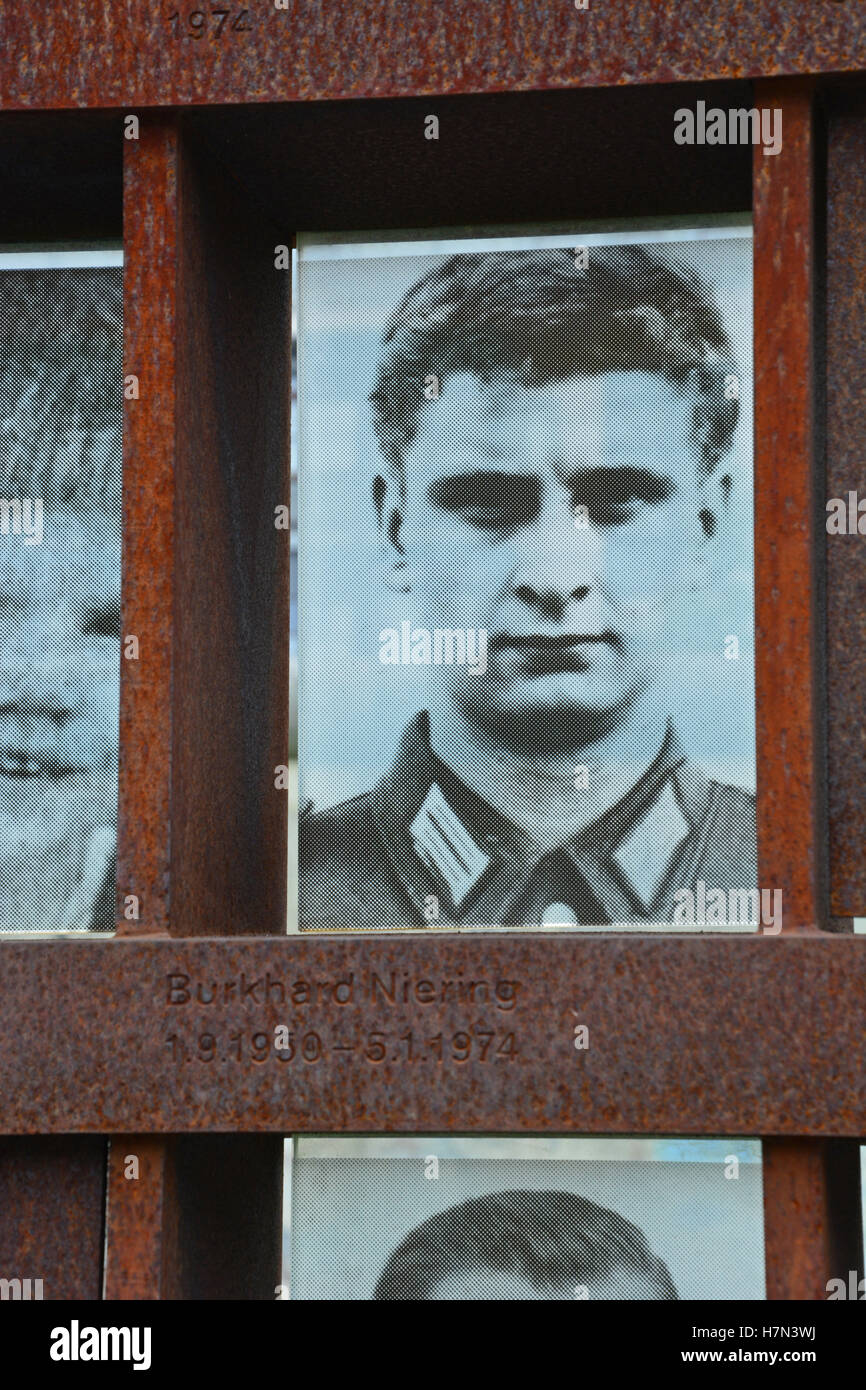 Un monumento situato sulla Bernauer Strasse mostra il volto di Burkhard Niering, ucciso presso il Muro di Berlino il 5 gennaio 1974. Foto Stock