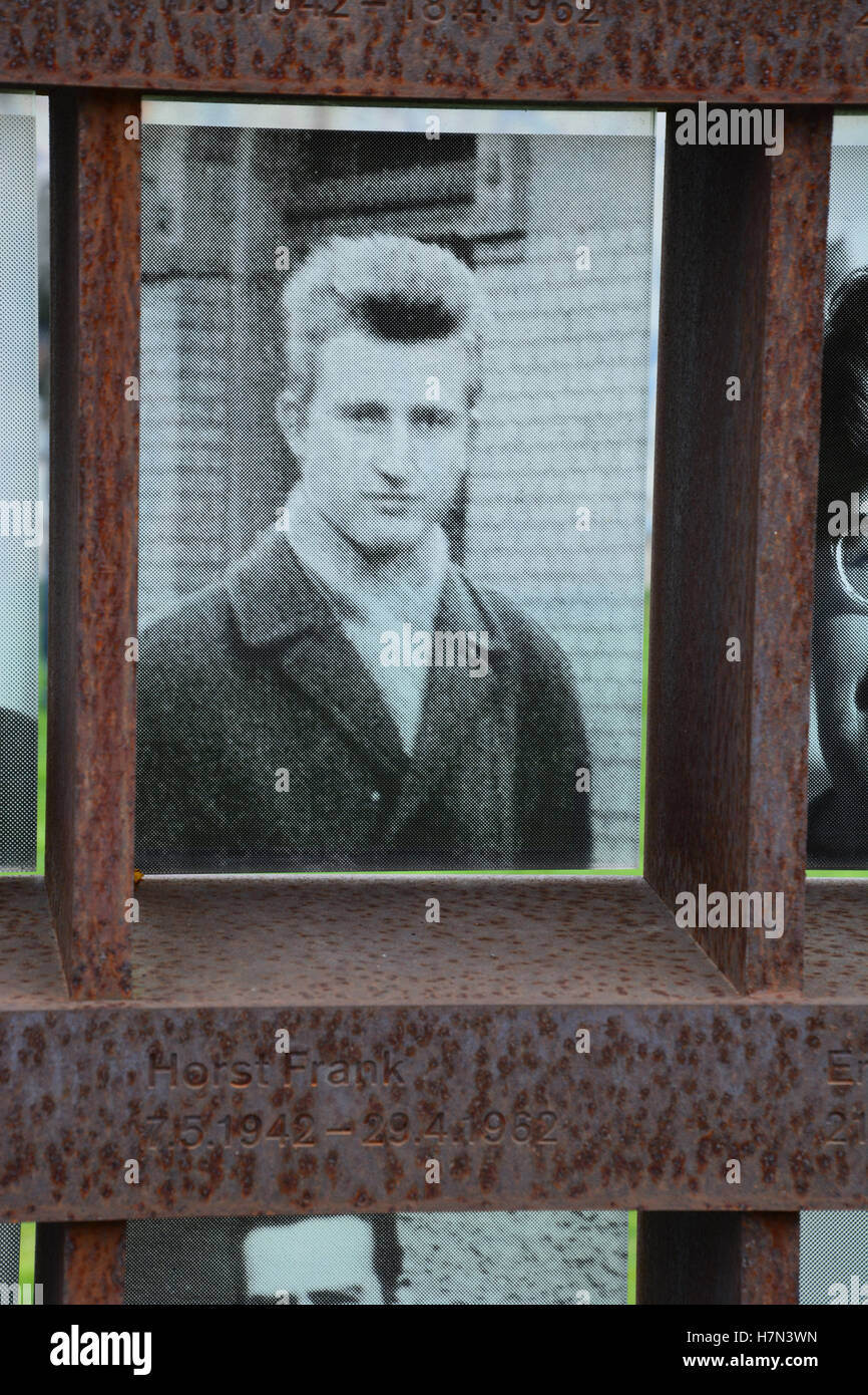 Un monumento situato sulla Bernauer Strasse mostra il volto di Horst Frank, ucciso presso il Muro di Berlino il 29 aprile 1962. Foto Stock