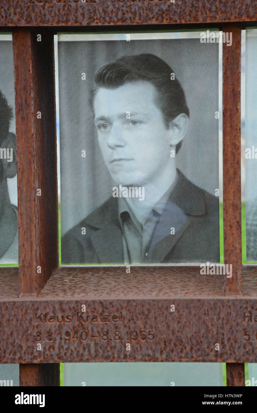 Un monumento situato sulla Bernauer Strasse mostra il volto di Klaus Kratzel, ucciso presso il Muro di Berlino il Agosto 8, 1965. Foto Stock