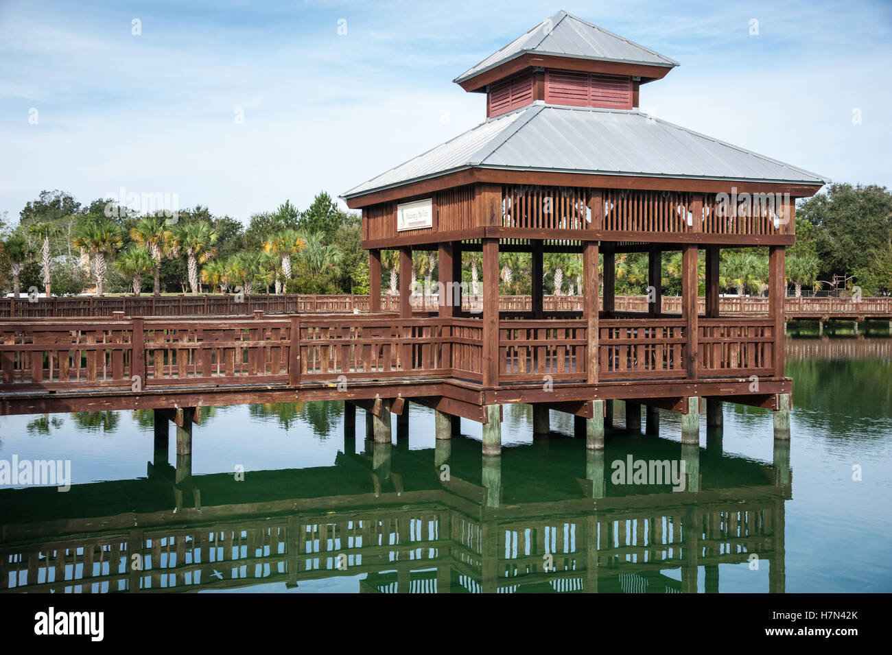 Rookery Pavilion dell'acqua a Bird Island Park in Ponte Vedra Beach, Florida, Stati Uniti d'America. Foto Stock
