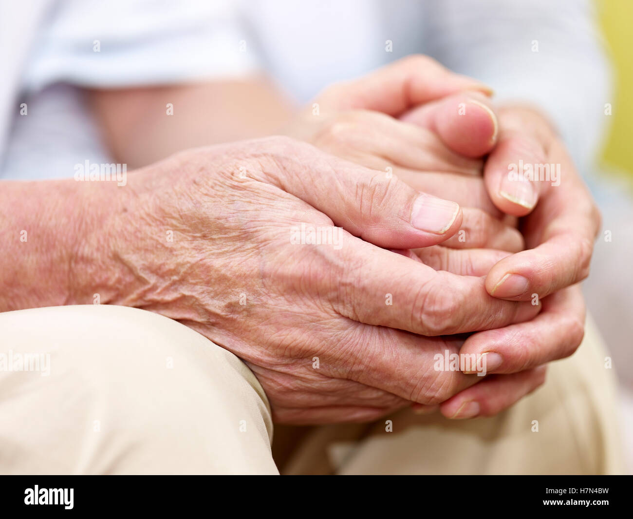 Close-up di stropicciata mani di un amorevole coppia senior tenuti insieme Foto Stock