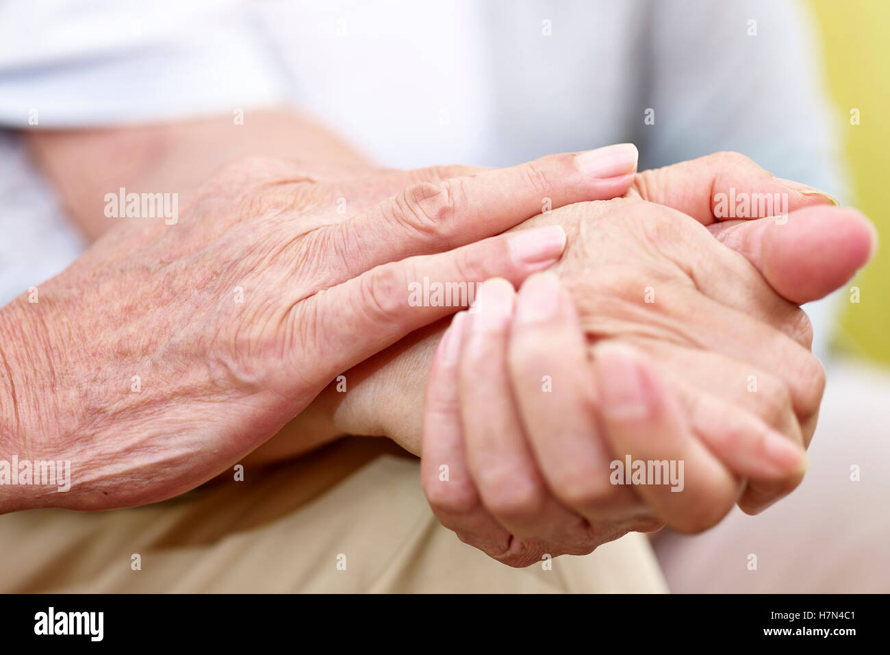Close-up di un senior maschile mani toccano accarezzando una femmina senior la mano Foto Stock