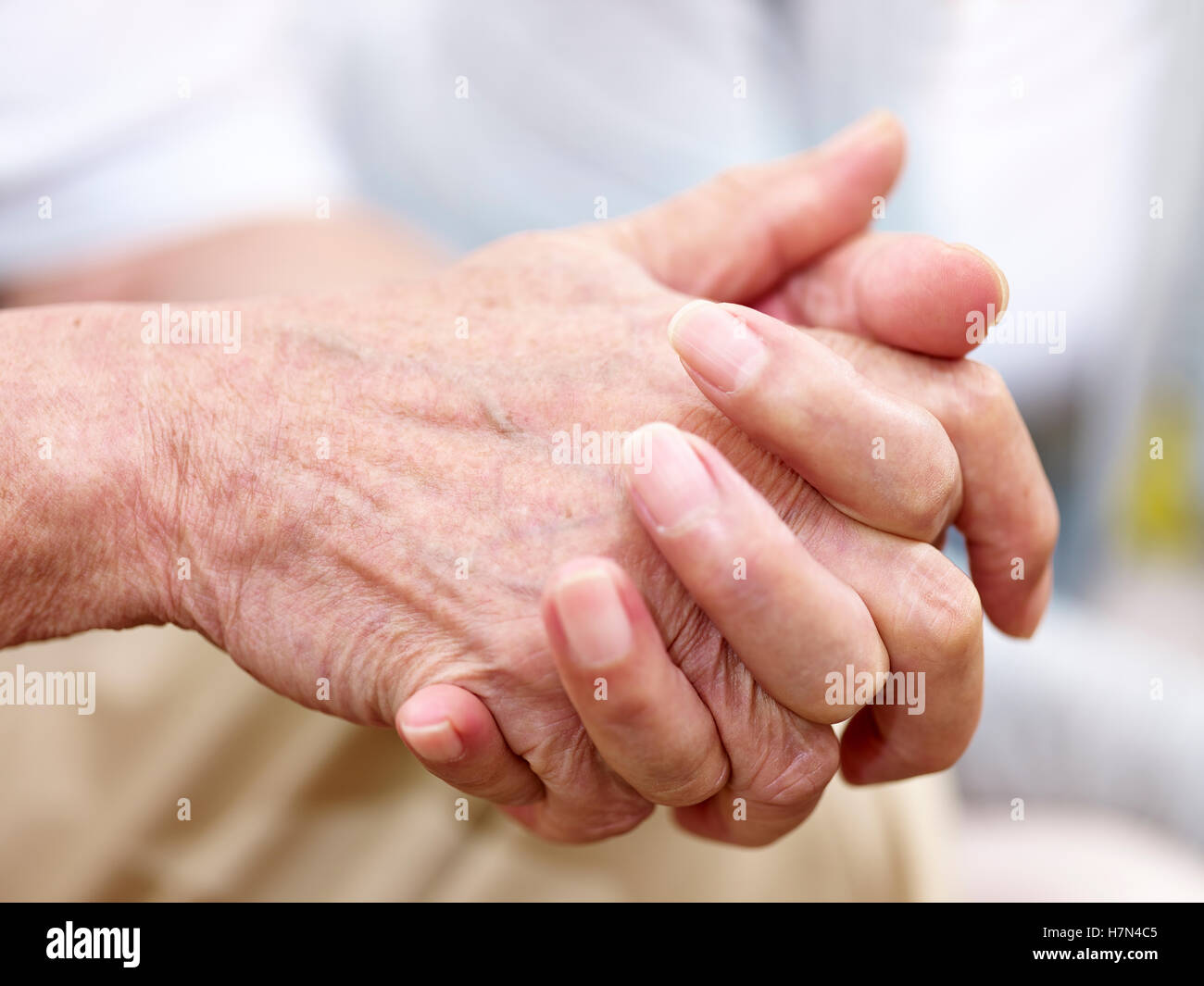 Close-up di una coppia di anziani di sesso maschile con le mani in mano, vista laterale Foto Stock