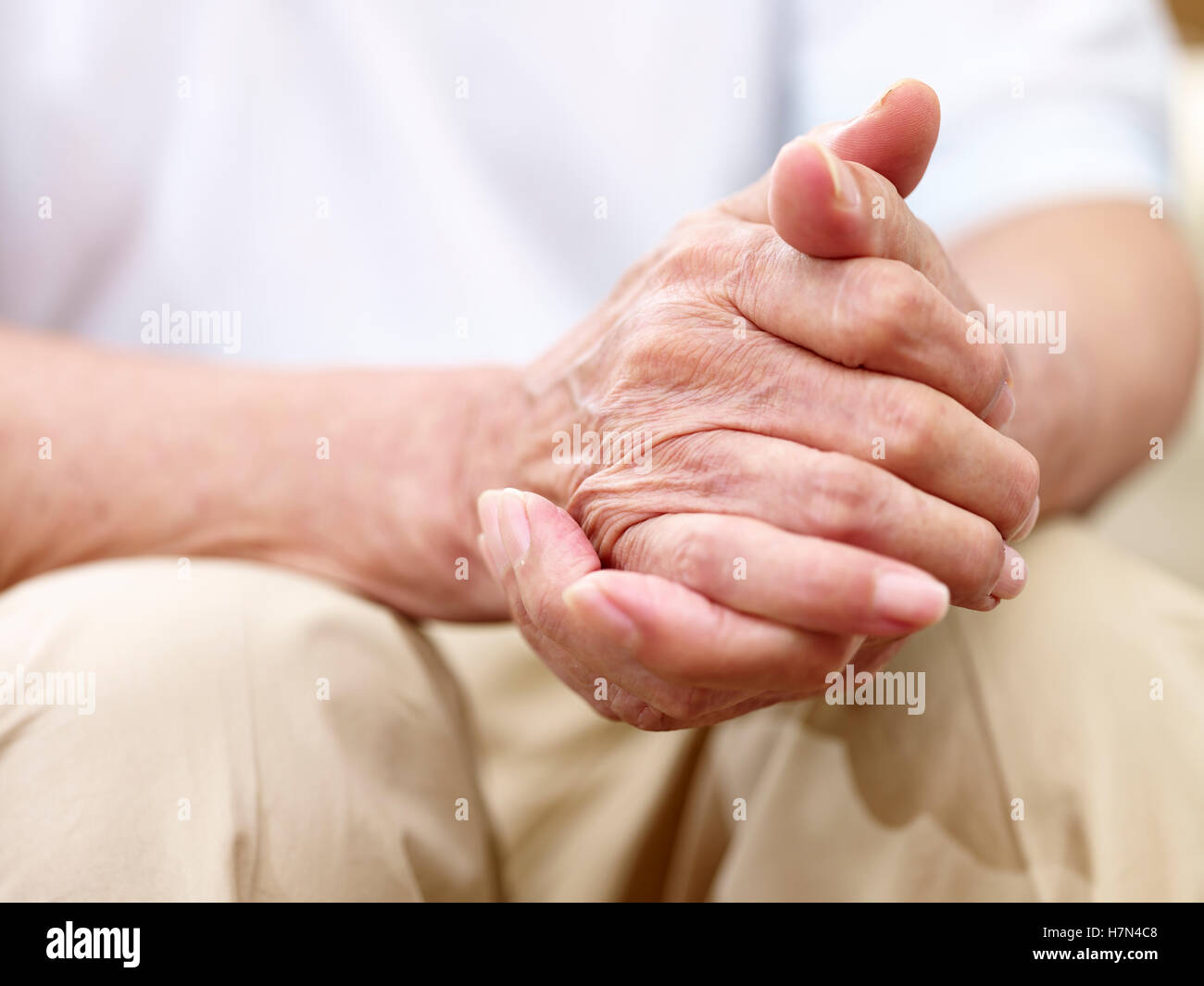Close-up di una coppia di anziani di sesso maschile con le mani in mano, vista laterale Foto Stock