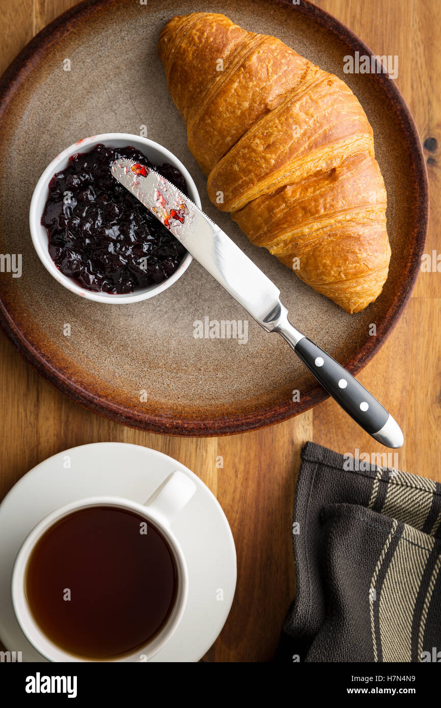 Gustosi croissant burroso con marmellata sulla piastra. Foto Stock