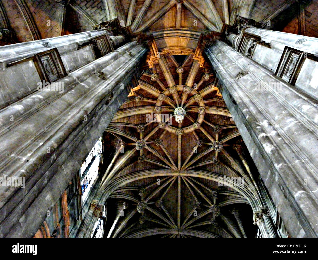 Colpo basso di uno spessore di colonne all'interno chiesa gotica a Parigi, Francia. Colonne in pietra e navata unica voltata a soffitto Foto Stock