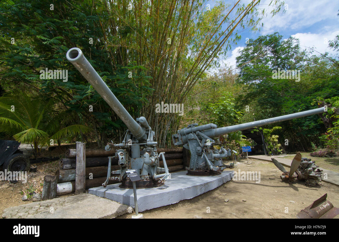 Guam territorio USA Pacific museo di guerra giapponesi con 120 mm pistole per i turisti e per i macchinari di guerra Foto Stock