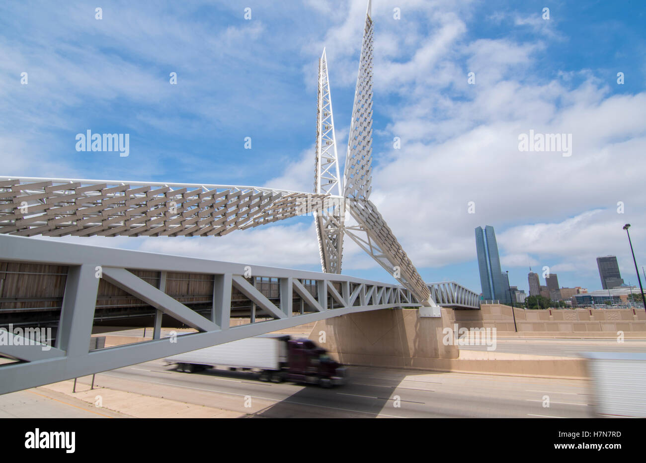 Oklahoma City OKC Oklahoma City scape e il nuovo Sky Dance ponte sulla superstrada con skyline Foto Stock