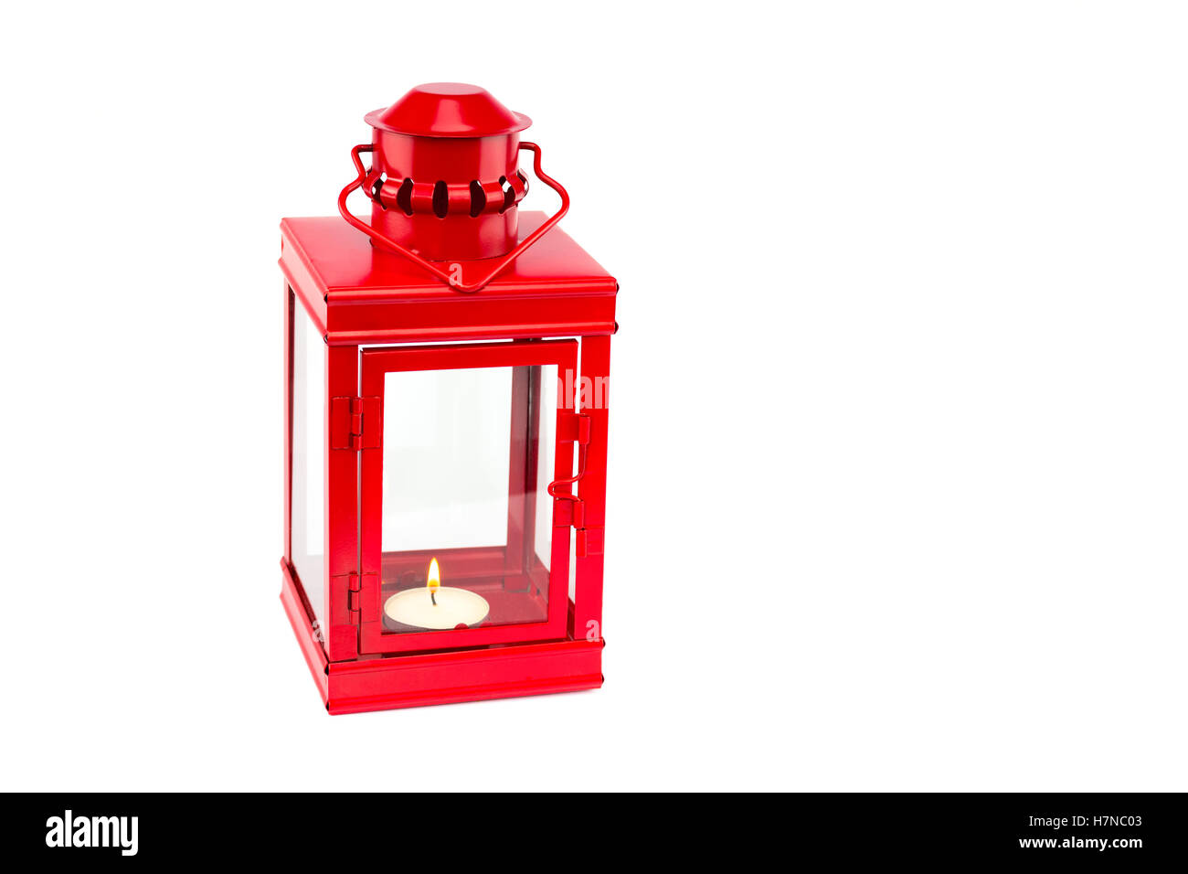 Red Lanterna di metallo con la masterizzazione delle tealight isolati su sfondo bianco Foto Stock