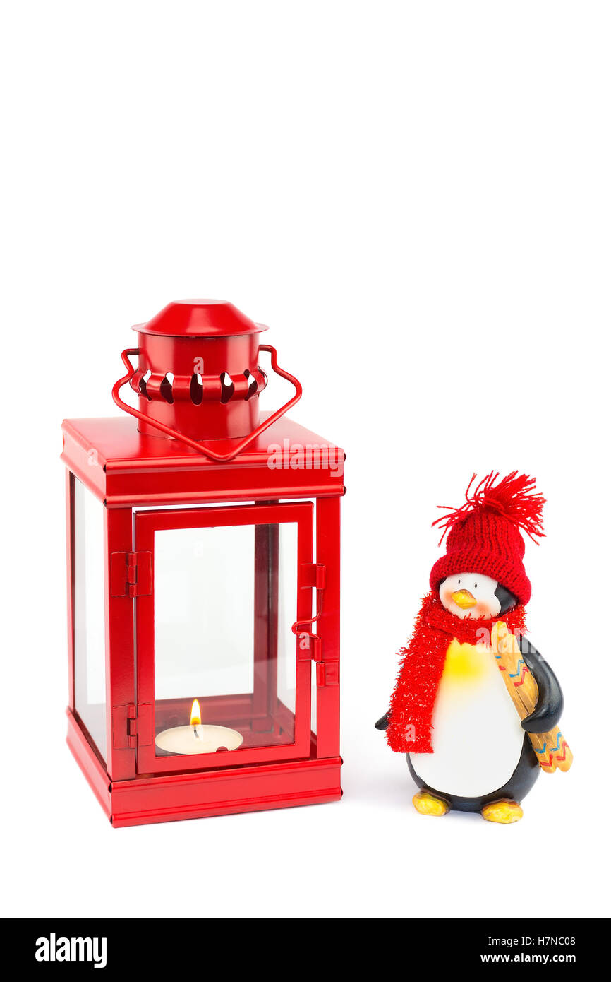 Lanterna rossa con penguin figurina per natale isolato su sfondo bianco Foto Stock