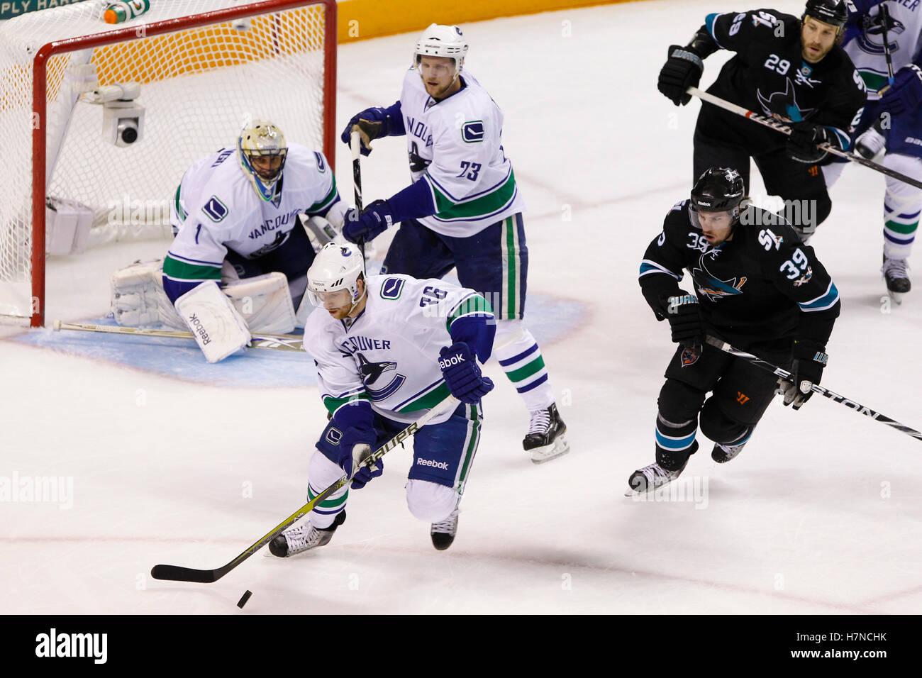 Maggio 22, 2011; san jose, ca, Stati Uniti d'America; Vancouver Canucks ala destra jannik Hansen (36) cancella il passato di puck san jose sharks center logan couture (39) durante il primo periodo di gioco a quattro della western conference finali del 2011 Stanley Cup playoff a hp pavilion. vancouver sconfitto san jose 4-2. Foto Stock