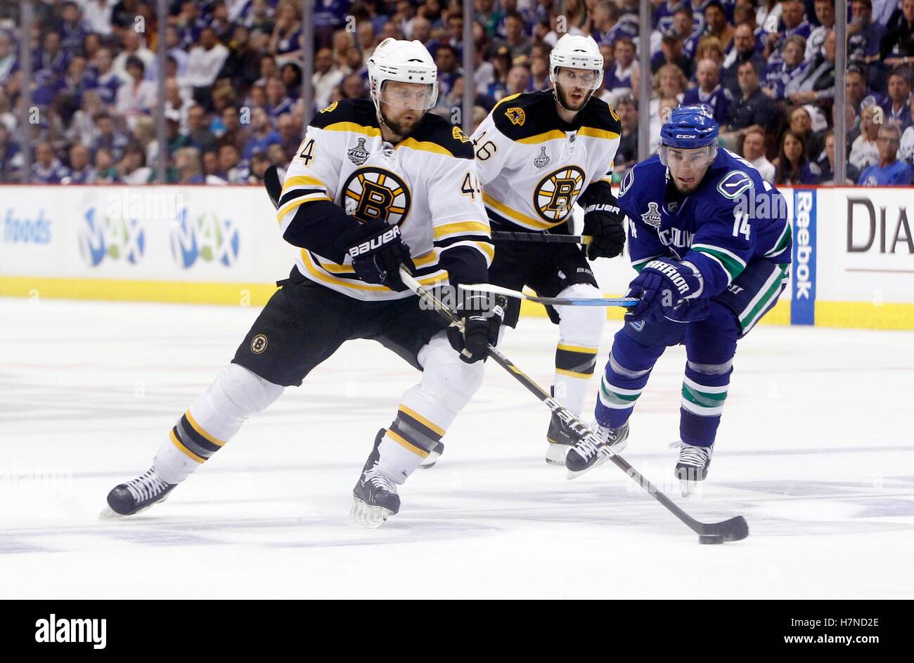 Giugno 4, 2011; Vancouver, BC, Canada; Boston Bruins defenceman Dennis Seidenberg (44) porta il puck passato Vancouver Canucks ala sinistra Alex Burrows (14) durante il secondo periodo in gioco due del 2011 Stanley Cup Finals di Rogers Arena. Foto Stock