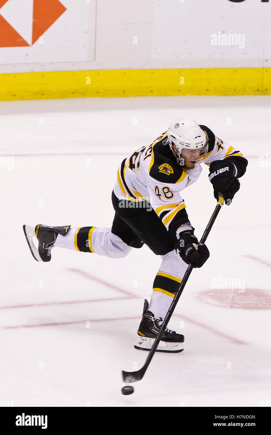 Giugno 15, 2011; Vancouver, BC, Canada; Boston Bruins centre David krejci (46) passa il puck contro il Vancouver Canucks durante il terzo periodo di gioco sette del 2011 Stanley Cup finals di rogers arena. boston sconfitto vancouver 4-0. Foto Stock