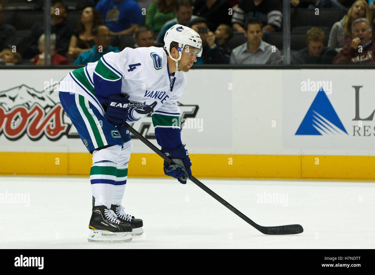 29 settembre 2011; San Jose, CA, USA; Vancouver Canucks Defenseman Keith Ballard (4) prima di un volto contro gli squali di San Jose durante il primo periodo al Padiglione HP. San Jose sconfisse Vancouver 3-0. Foto Stock