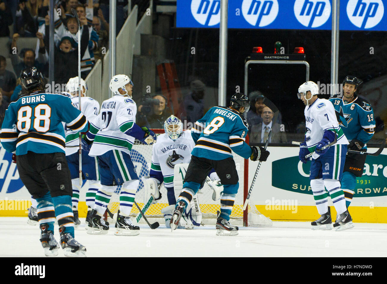 29 settembre 2011; San Jose, CA, Stati Uniti; il centro dei San Jose Sharks Joe Pavelski (8) segna un gol dopo il portiere dei Vancouver Canucks Cory Schneider (35) durante il secondo periodo all'HP Pavilion. Foto Stock