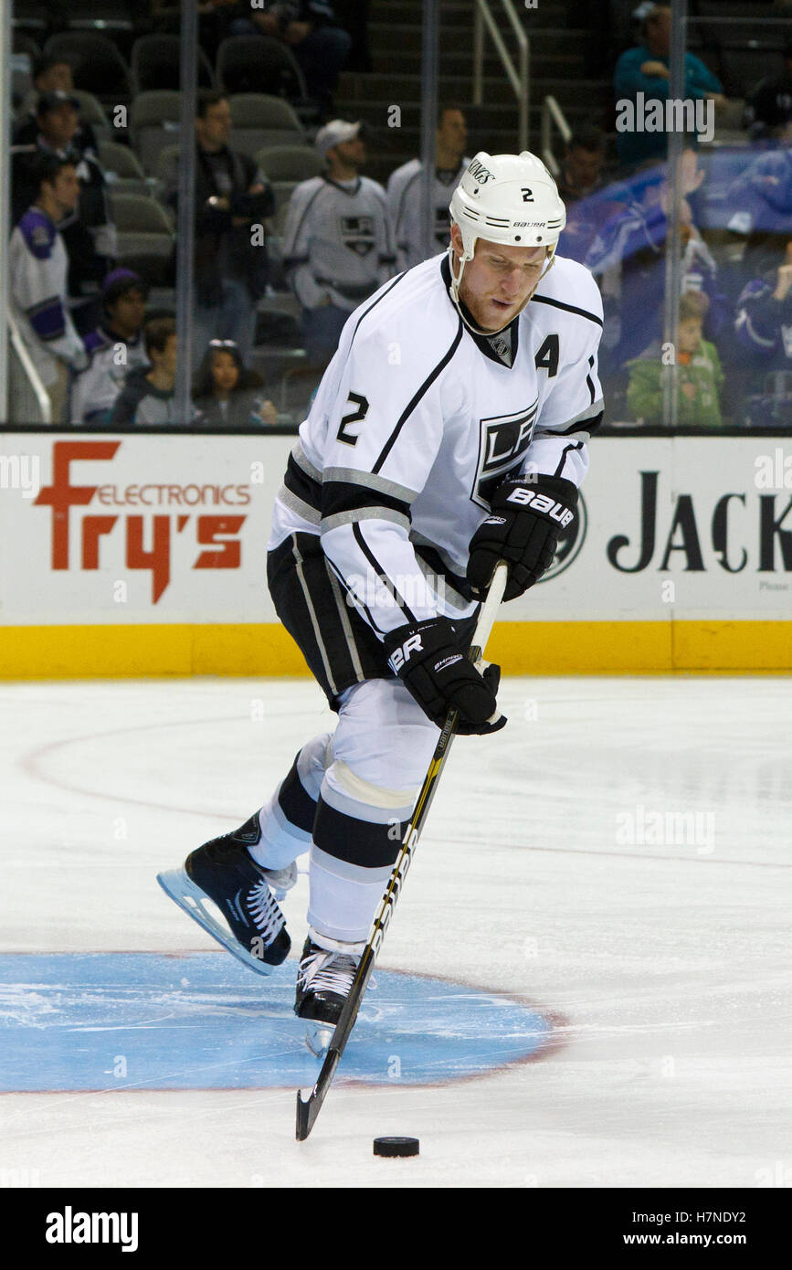 7 Nov, 2011; San Jose, CA, Stati Uniti d'America; Los Angeles Kings defenceman Matt Greene (2) si riscalda prima della partita contro gli squali di San Jose a HP Pavilion. San Jose sconfitto Los Angeles 4-2. Foto Stock