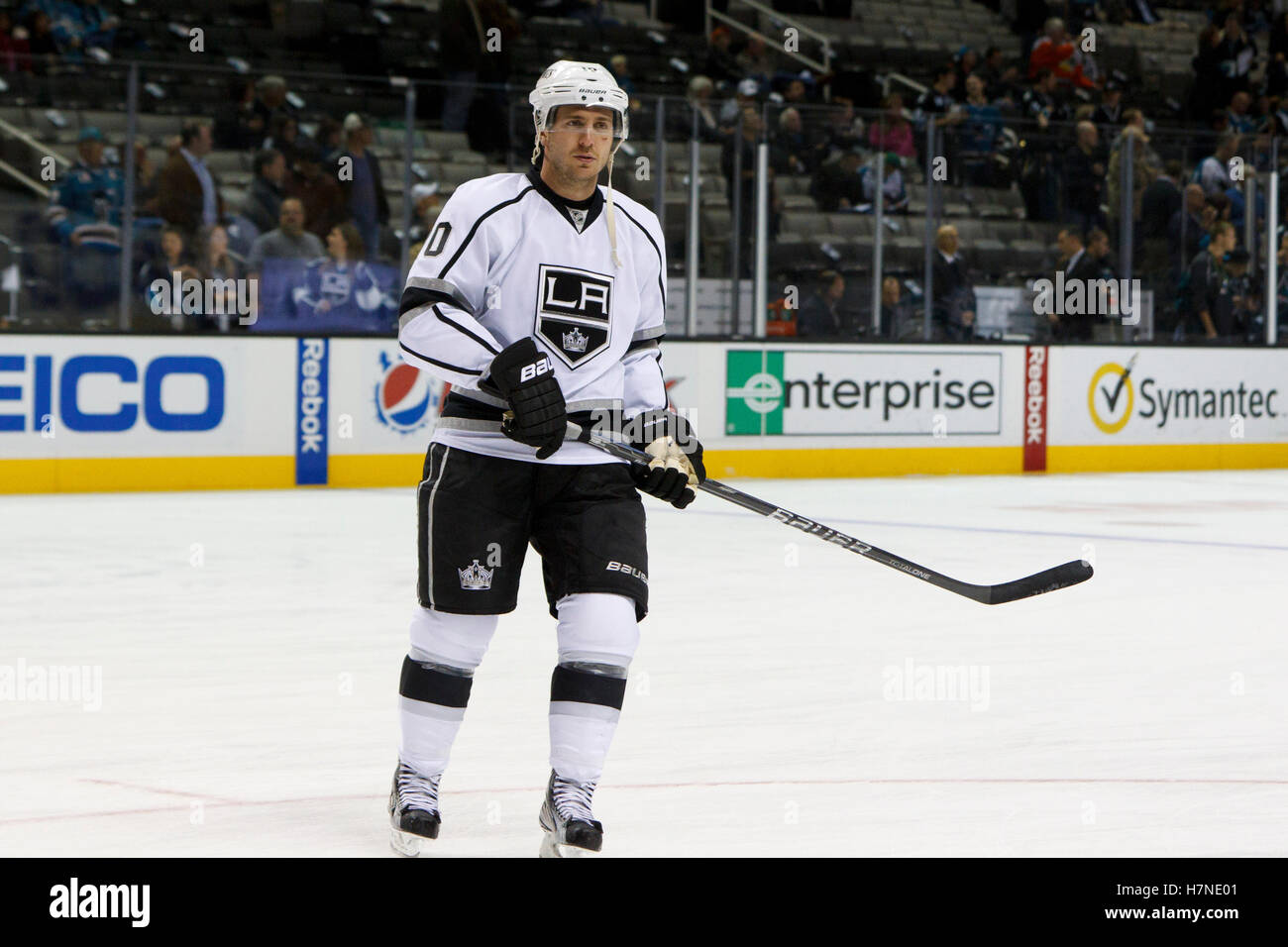 7 Nov, 2011; San Jose, CA, Stati Uniti d'America; Los Angeles Kings center Mike Richards (10) si riscalda prima della partita contro gli squali di San Jose a HP Pavilion. San Jose sconfitto Los Angeles 4-2. Foto Stock