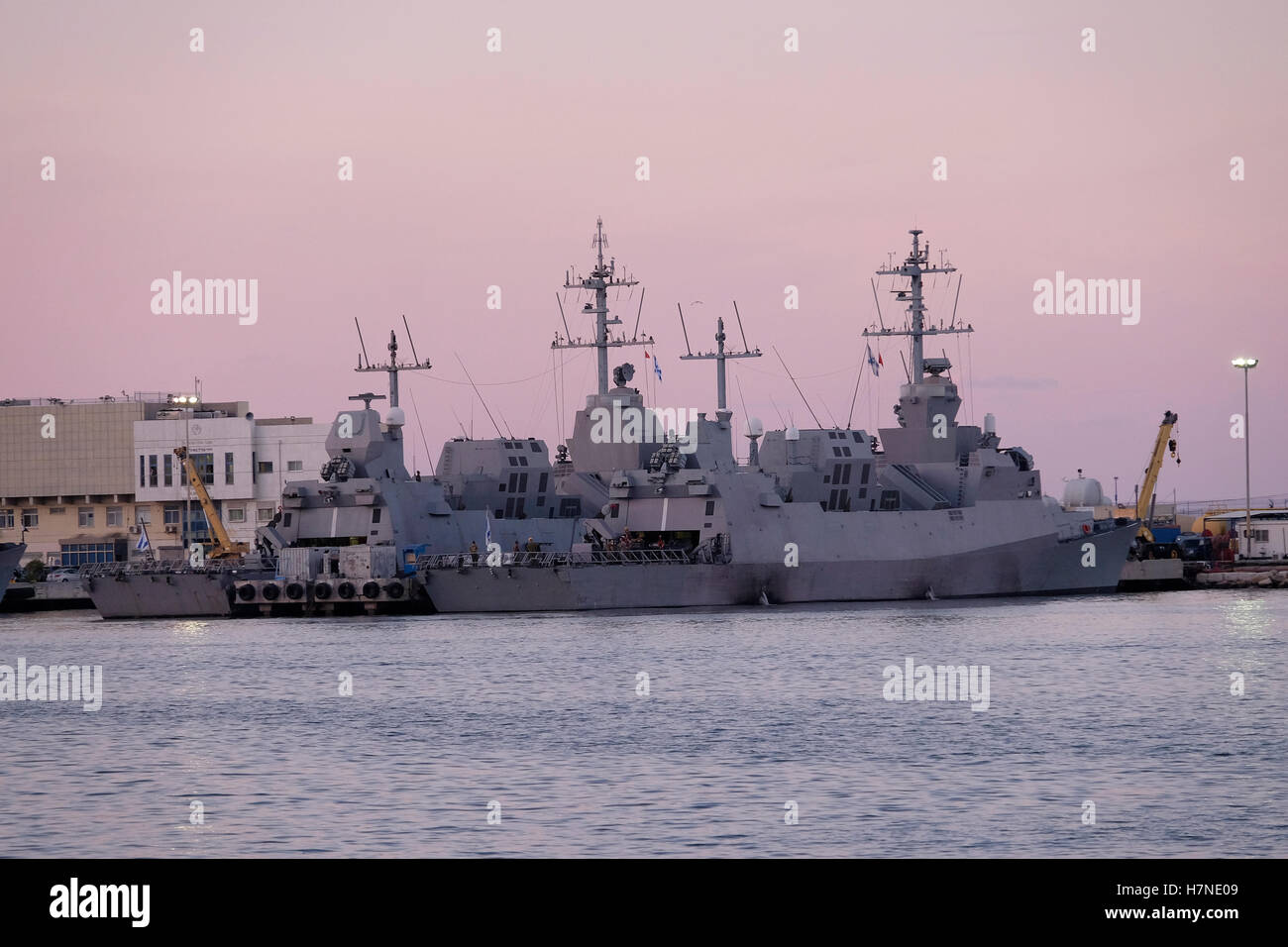 сorvettes missilistico di classe Sa'ar 5 della Marina israeliana ancorata al porto di Haifa, il più grande porto marittimo d'Israele. Israele Foto Stock