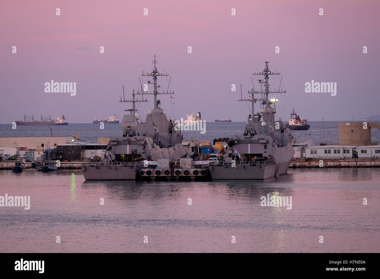 сorvettes missilistico di classe Sa'ar 5 della Marina israeliana ancorata al porto di Haifa, il più grande porto marittimo d'Israele. Israele Foto Stock