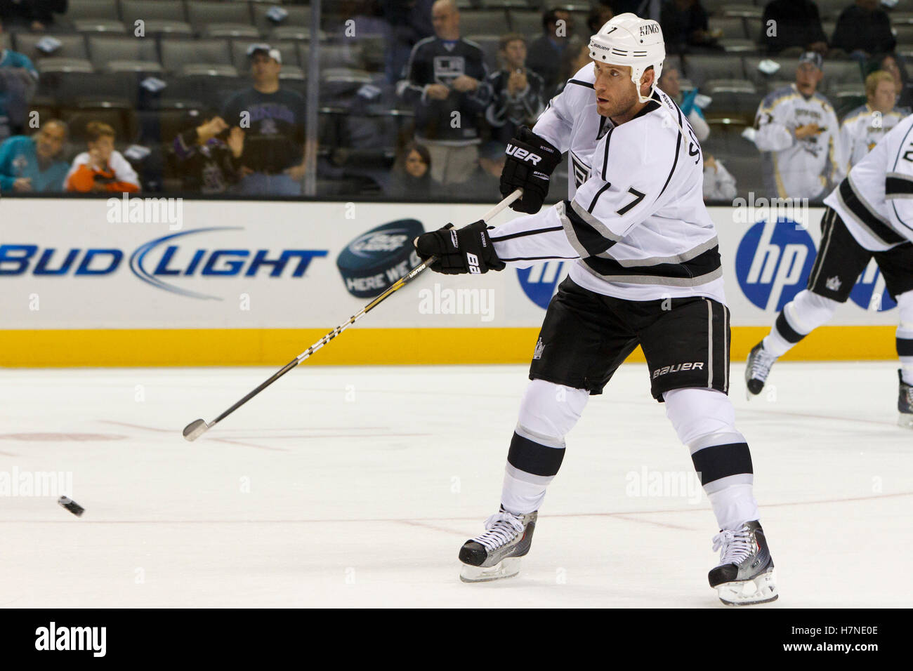 7 Nov, 2011; San Jose, CA, Stati Uniti d'America; Los Angeles Kings defenceman Rob Scuderi (7) spara il puck prima che il gioco contro gli squali di San Jose a HP Pavilion. San Jose sconfitto Los Angeles 4-2. Foto Stock