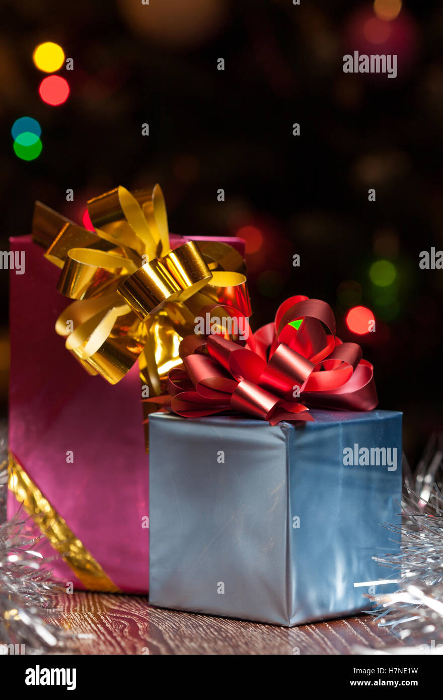 Colorata confezione regalo con candela e luci di Natale sfondo Foto Stock