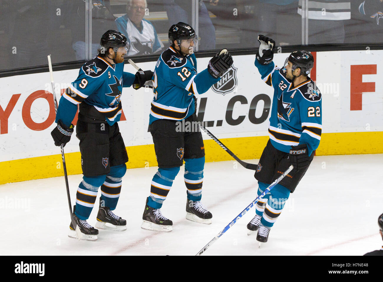 7 Nov, 2011; San Jose, CA, Stati Uniti d'America; San Jose Sharks ala sinistra Patrick Marleau (12) è congratulato da defenceman Dan Boyle (22) e l'ala destra Martin Havlat (9) Dopo un goal contro il re de Los Angeles durante il secondo periodo di HP Pavilion. Foto Stock